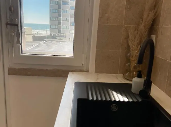 Capitao Ribeiro Surf House * Costa da Caparica